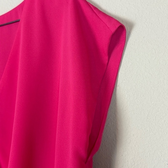 NWT Sioni Sleeveless Twisted Front Giant Hibiscus (Pink) Blouse; Size Large - Picture 4 of 9